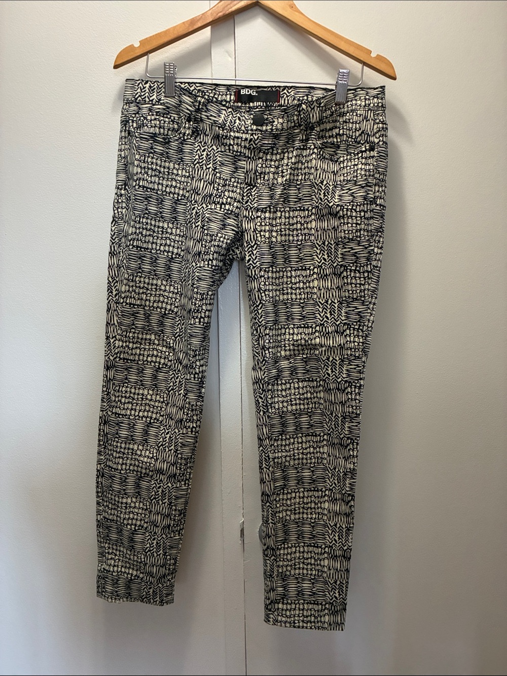 BDG Lowrise Black & White Patterned Skinny Jeans Sz 28 x 30